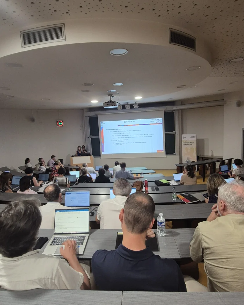 Réunion de gouvernance et présentation d'un projet universitaire